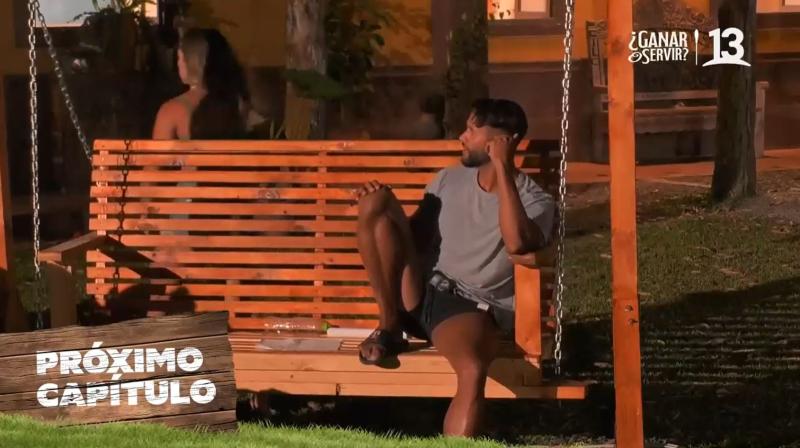 Gabrieli lanza un vaso contra el columpio donde se sienta Fabio Agostini