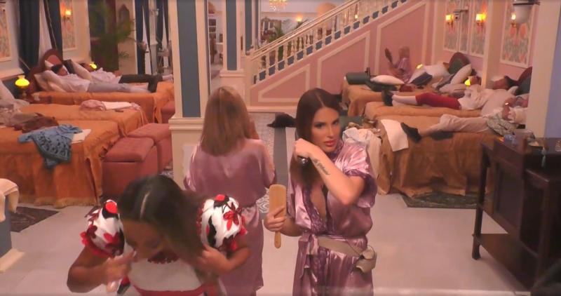 Gala se plancha el pelo con la plancha de Oriana