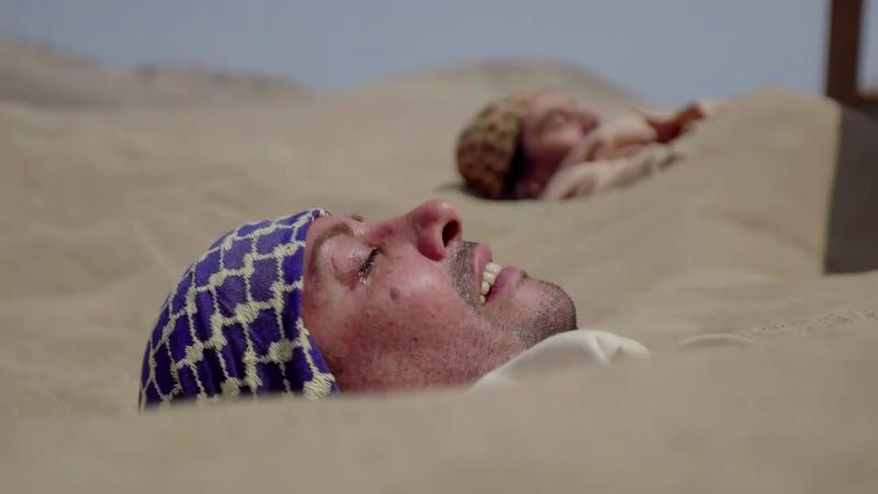 Botota Fox y Coca Mendoza enterrados en la arena