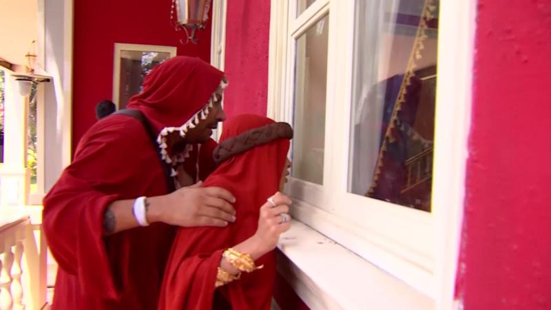 Sirvientes miran por la ventana a los Señores