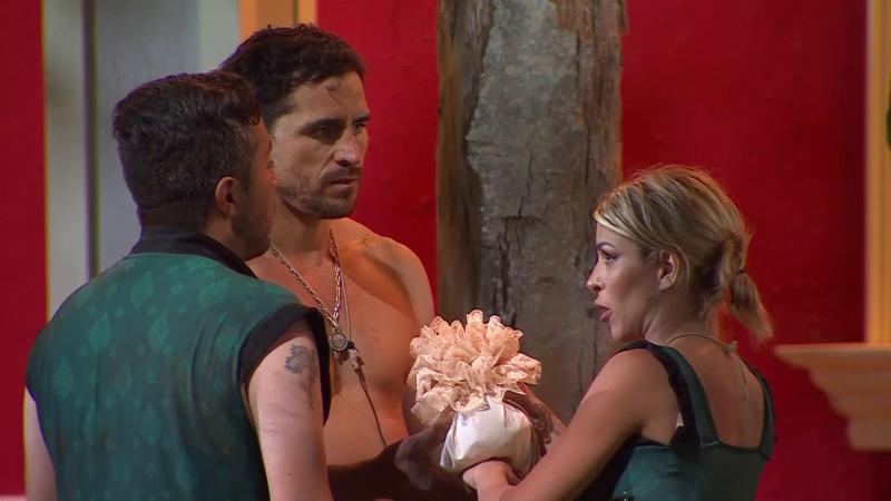 Oriana molesta con Botota