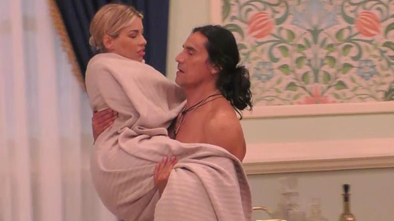 Coca Mendoza lleva en brazos a Oriana Marzoli en Ganar o Servir