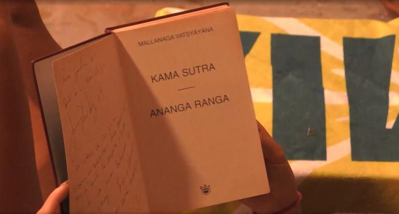 Gabrieli lee una edición del Kama Sutra firmada por amigos en Tierra Brava
