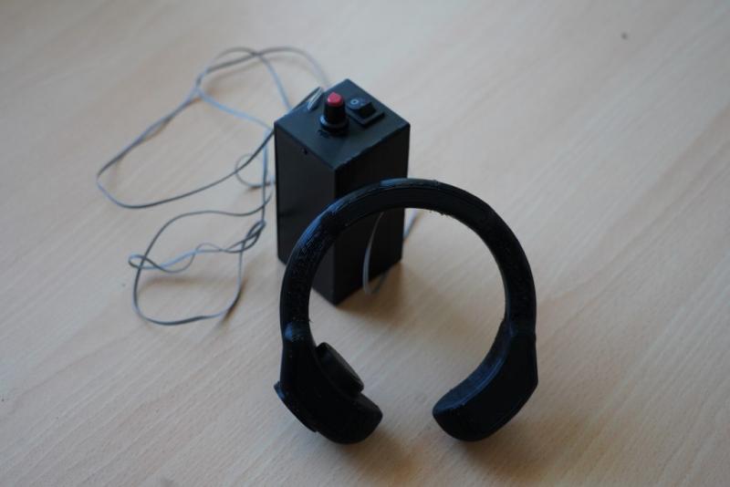 Laringe electrónica manos libres. Créditos: Universidad de La Serena