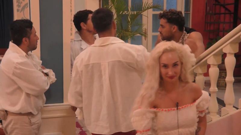 Fran Maira mira a la cámara en Ganar o Servir