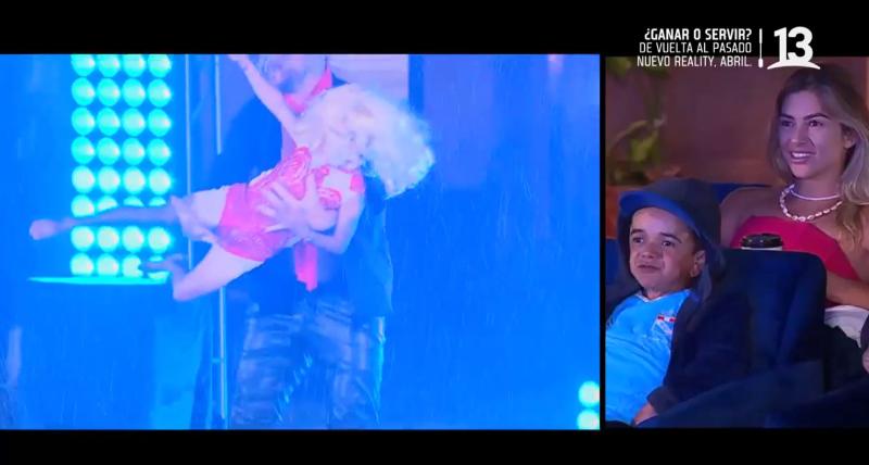 Miguelito baila en brazos de Junior Playboy en Tierra Brava