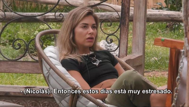 Gabrieli con la boca abierta escuchando a Nico Solabarrieta hablar en portugués en Tierra Brava