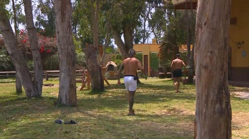 Nico Solabarrieta y Fabio Agostini juegan fútbol