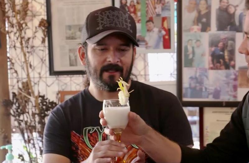 Pancho Saavedra y "El catador" prueban el quinoa sour