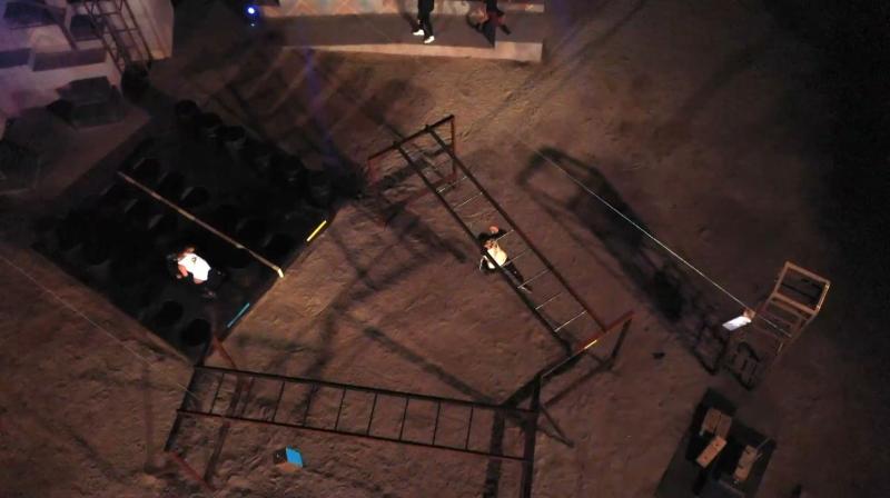 La pieza del puzzle de Gabrieli (abajo) quedó colgando en el cable en Tierra Brava