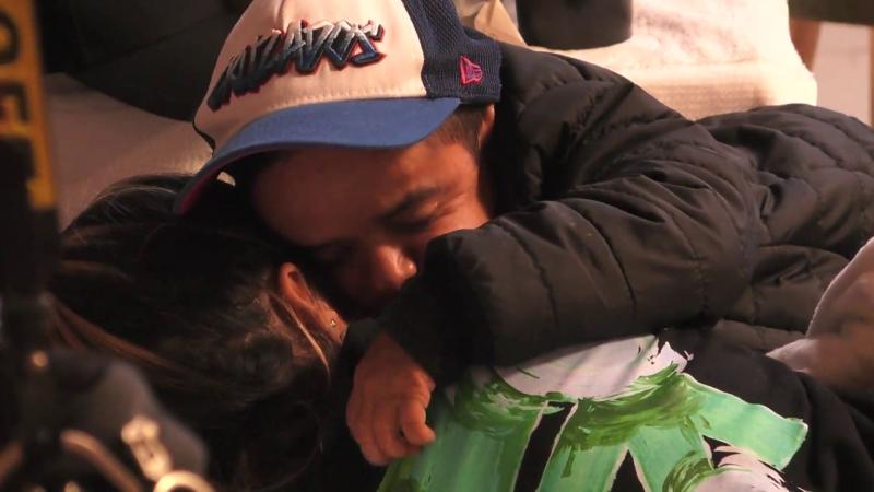 Miguelito consolando la pena de Shirley en Tierra Brava