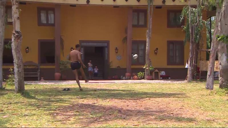 Fabio Agostini patea la pelota en Tierra Brava
