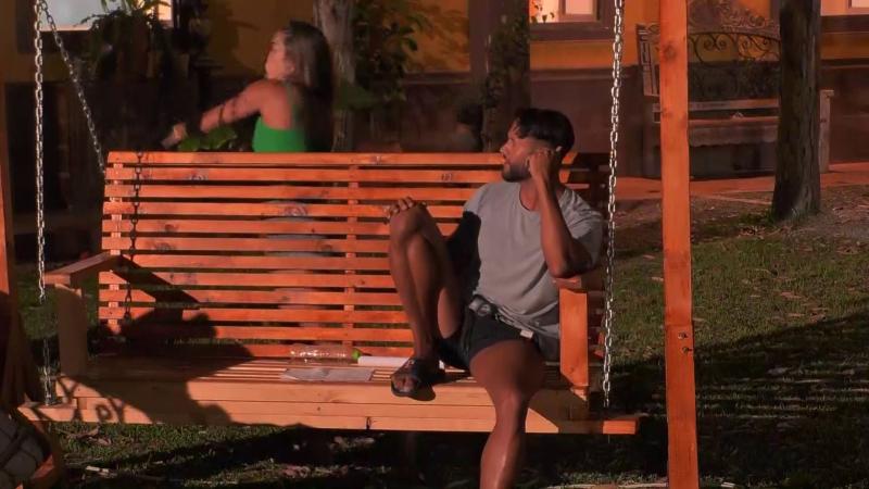 Gabrieli arroja un vaso durante los ensayos para el concurso de talentos de Tierra Brava