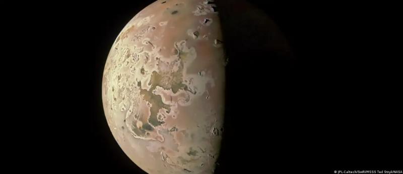 Imagen que revela la región polar del norte de Io, luna de Júpiter. Créditos: NASA