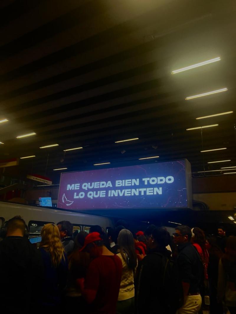 Letras de las cacnciones de Duki se han tomado las pantallas del Metro.