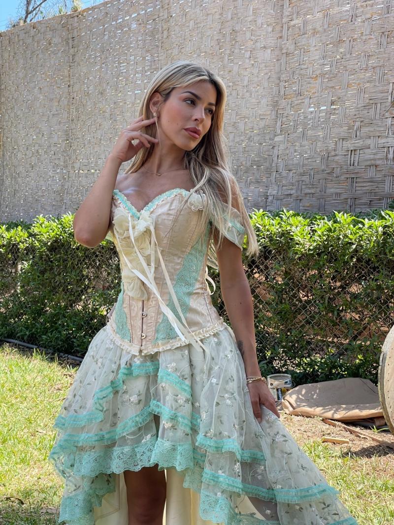 Oriana Marzoli posa como señora en Ganar o Servir