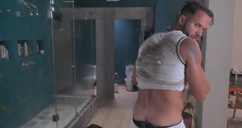 Fabio se mira el cuerpo tras el duelo en Tierra Brava