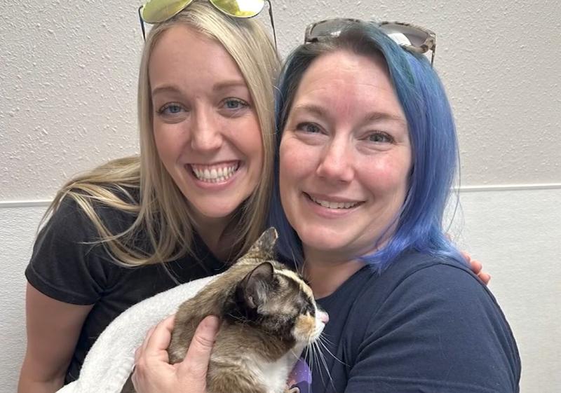 Carrie y Brandi con la gata Galena - CNN