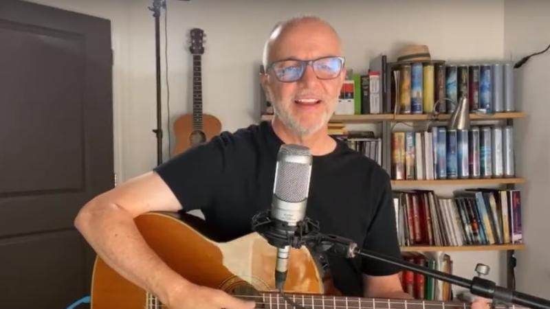 El cantautor chileno Alberto Plaza, esposo de Josefina Arteaga