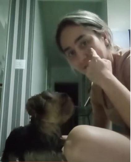 La dueña tiene discapacidad auditiva y se comunica mediante señas.