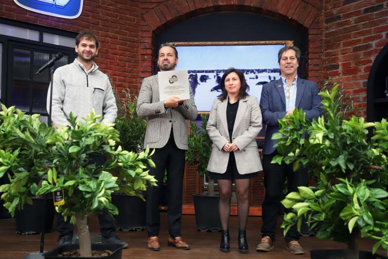 GreenMind entrega placa conmemorativa.