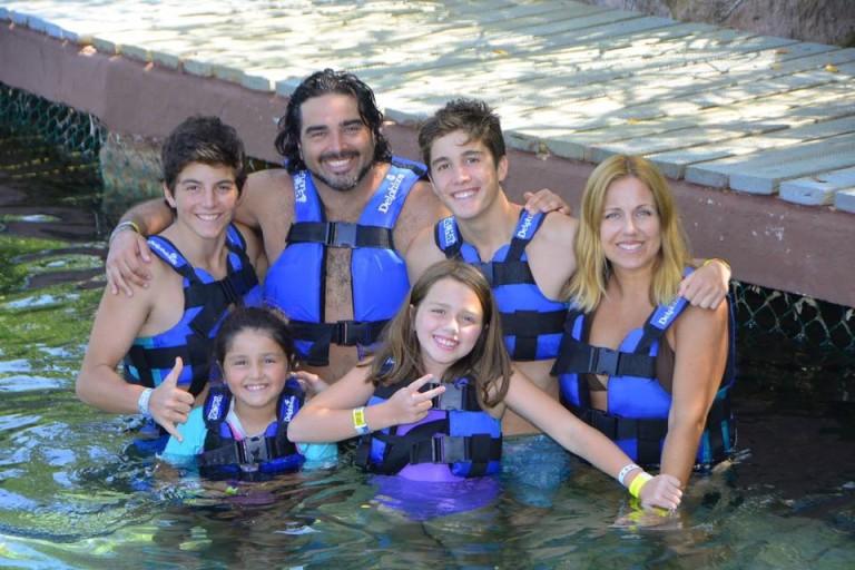 Carol Kresse junto a su familia con Francisco López