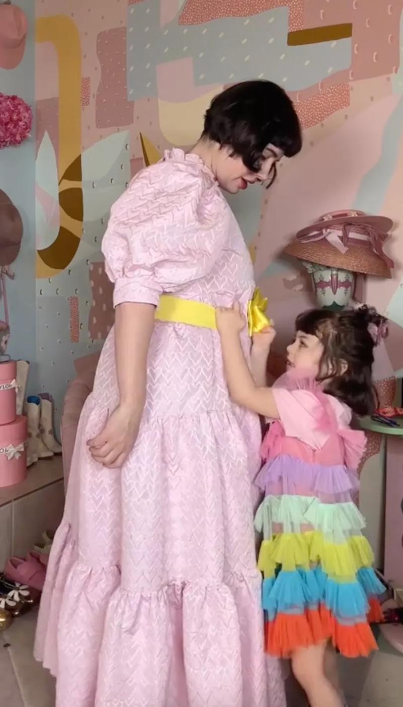 Influencer notó que el ojo de su hija "se movía de manera extraña" y días después le diagnosticaron un tumor cerebral