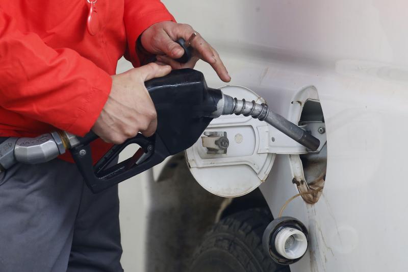¡Un alivio al bolsillo! Esta semana baja el precio de la bencina