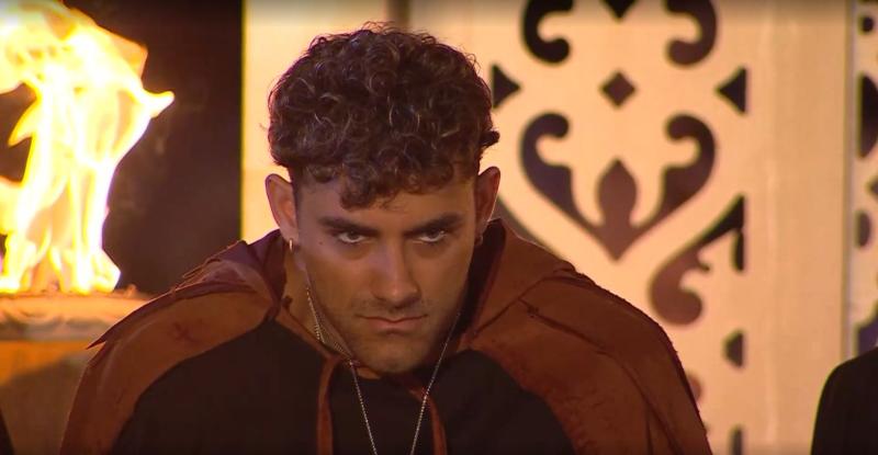 Austin escuchando todo atentamente en Ganar o Servir