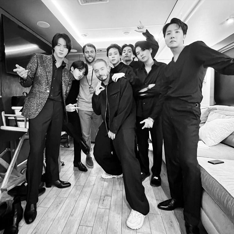 J Balvin y BTS en los Premios Grammys 2022.