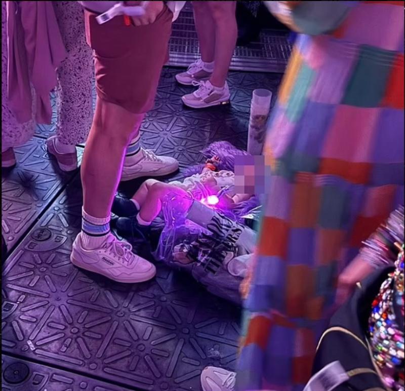 Bebé acostado en el suelo en concierto de Taylor Swift