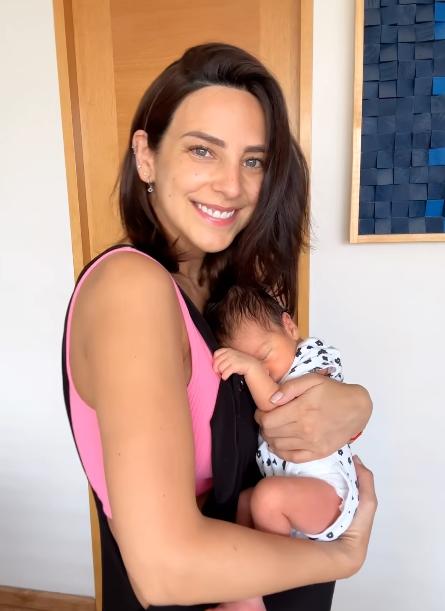 Daniela Castillo junto a su hijo Matteo.