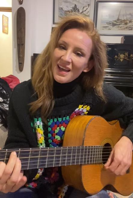 Sigrid Alegría sorprendió con cover de Los Tres.