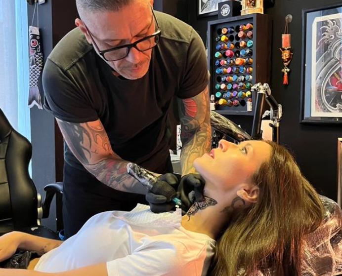 Tatuaje de Carla Jara desató el debate en redes.