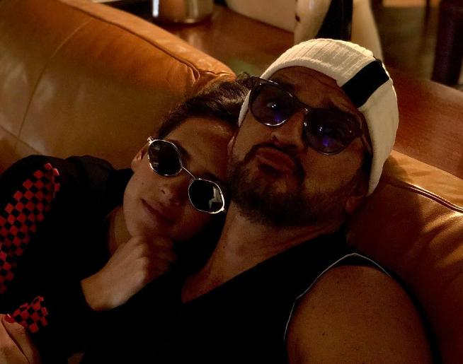 Adria Arjona junto a su padre, Ricardo Arjona.