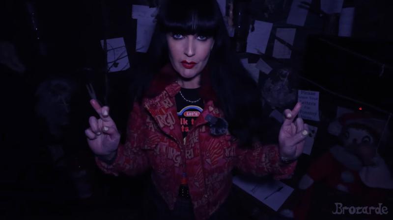 Cantante se separó de su ex marido fantasma y adoptó a payaso poseído