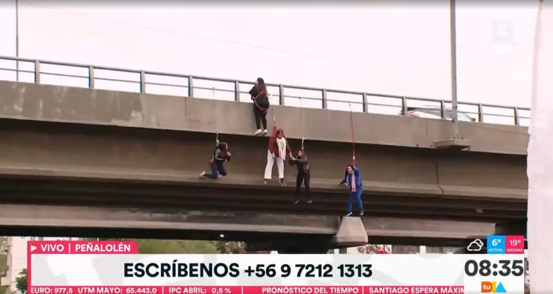 Mujer se colgó de puente y se desmayó