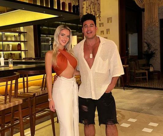 Bruno Zaretti disfrutando de sus vacaciones junto a su pareja.