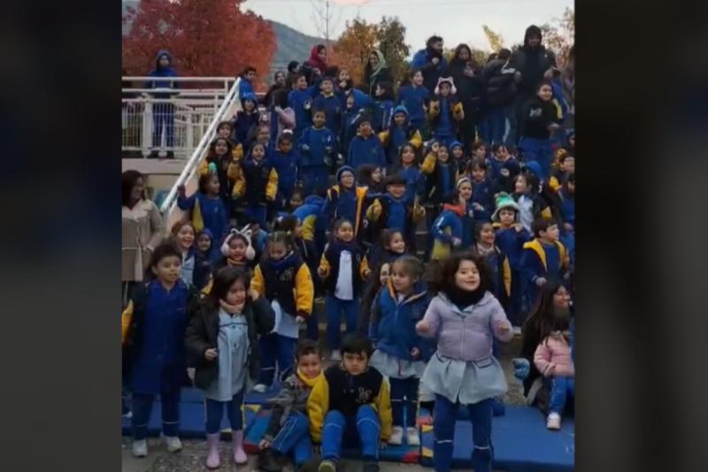 Carabineros hace bailar a un colegio completo - Captura de pantalla