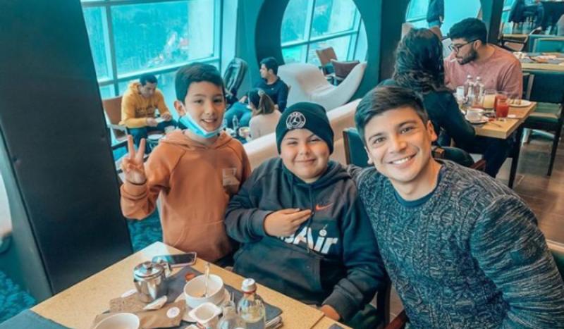 El hijo de Belén Villegas, Agustín junto a Javier Caniuqueo