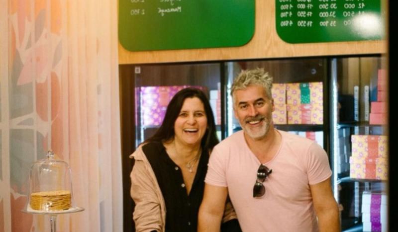 Carlos Díaz y Camila Videla en su nueva tienda "Hojas de Cami"