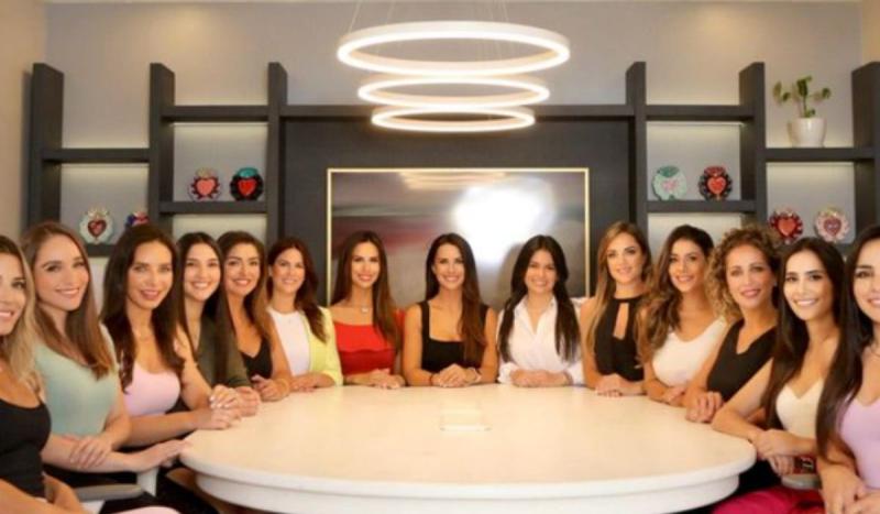 Gloria Cortés ey su equipo de corredora de propiedades | Instagram