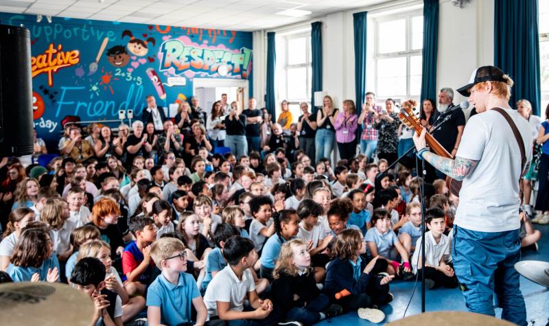 Ed Sheeran cantando en la Escuela Primaria Fairlight en Brighton, Reino Unido - Créditos: @createmusicUK