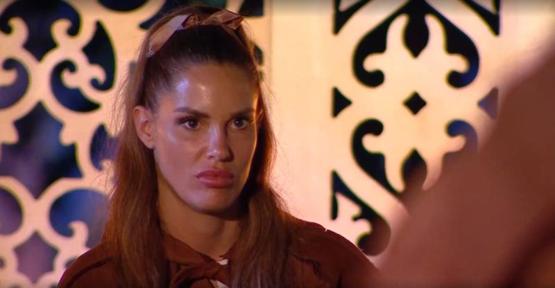 Gala mira feo a Austin en Ganar o Servir