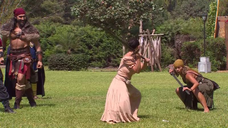 Mariela y Camila lucharon con espadas en Ganar o Servir