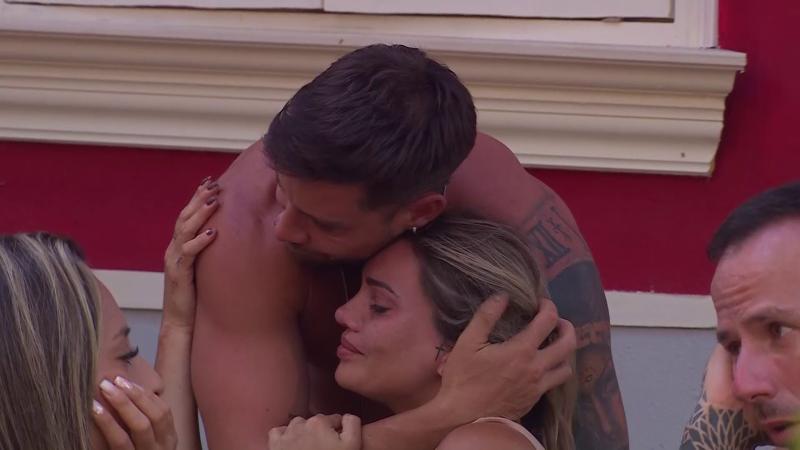 Luis Mateucci abraza a Faloon en Ganar o Servir