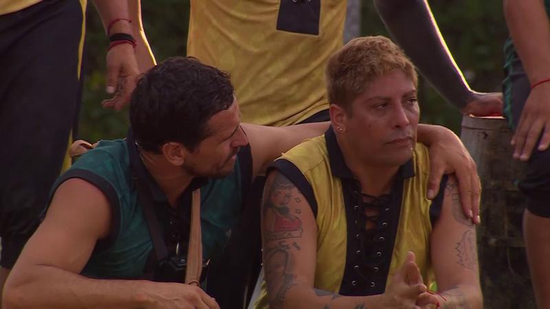 Botota Fox es consolado por Pangal Andrade en Ganar o Servir