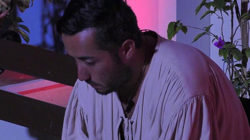 Poeta habla solo en Ganar o Servir