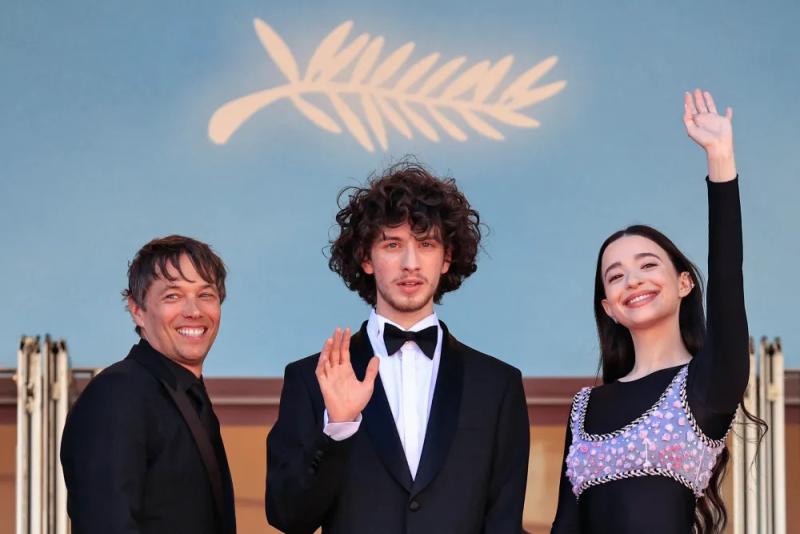 Elenco de "Anora" en la alfombra roja del Festival de Cannes 2024.