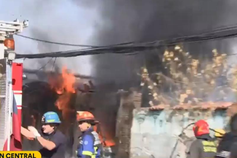 Violento incendio en cercanías de recinto que vende cilindros de gas en Estación Central